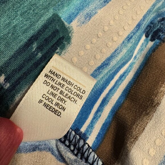 V-NECKLINE TOP  w/FLUTTER SLEEVE PLUS 18/20       #T - Picture 5 of 7